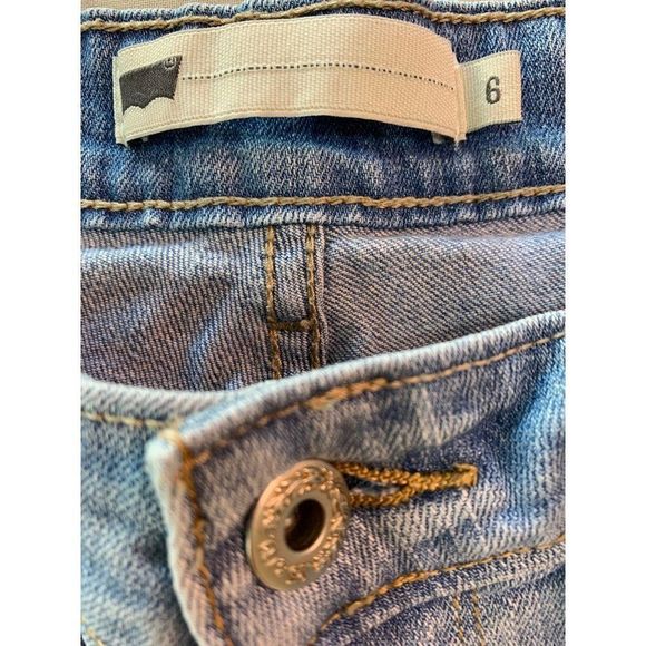 Womens Capri Levi's Jeans Light Wash Size 6 Cuffed Stretch 1012 Crop Denim Short - Picture 8 of 10